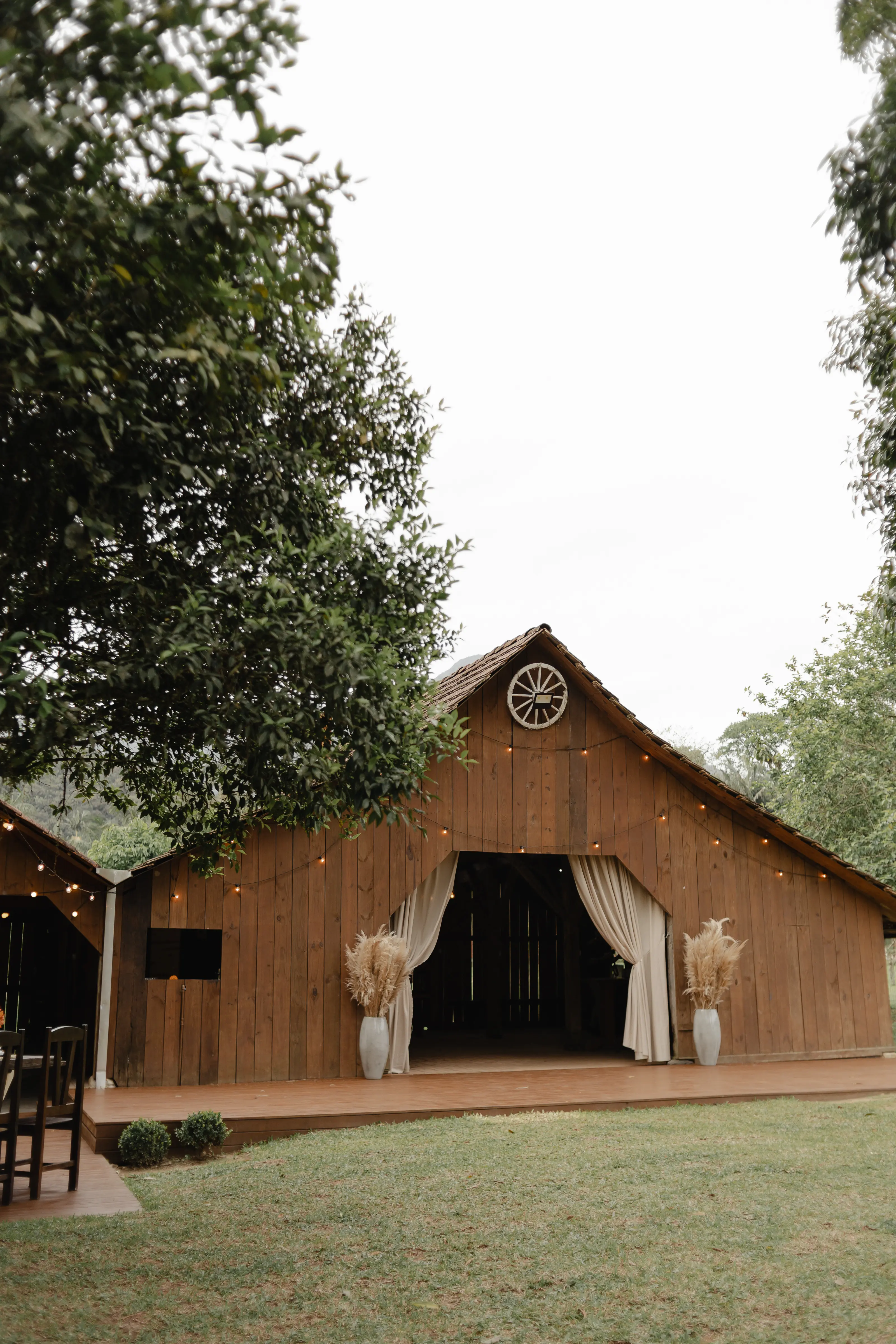 Interior do celeiro do Sítio Tambaú com decoração rústica para casamento